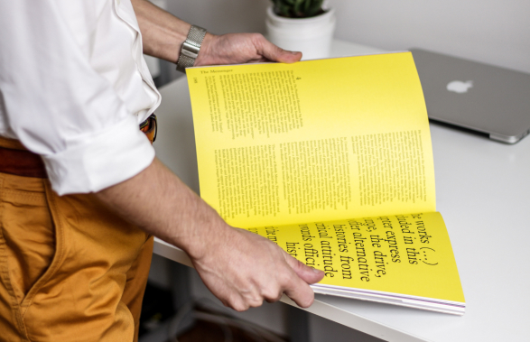 Imprimeur avec un livre jaune dans les mains